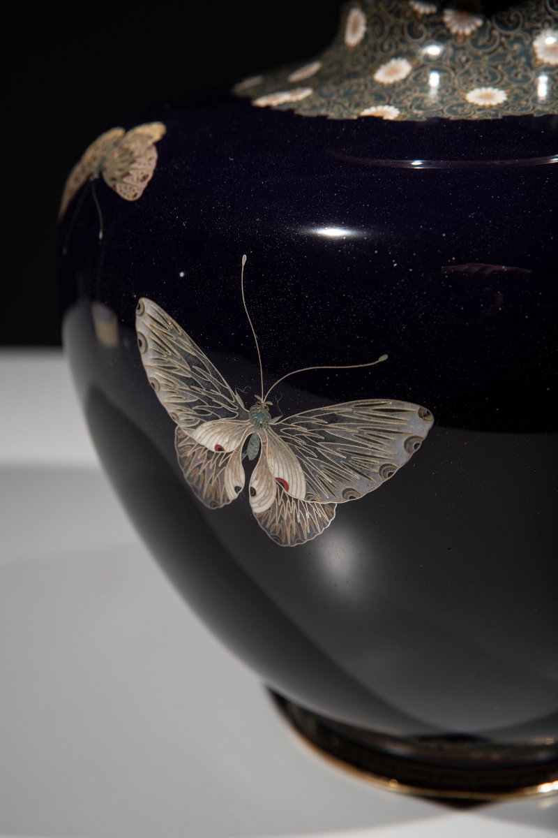 Vaso cloisonné in smalti e filo d’argento con farfalle su fondo blu -photo-4