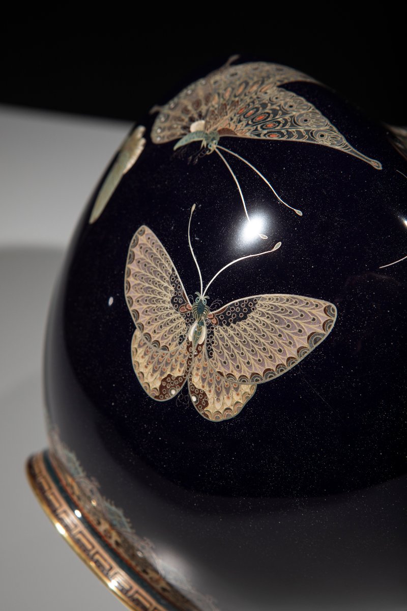 Vaso cloisonné in smalti e filo d’argento con farfalle su fondo blu -photo-5