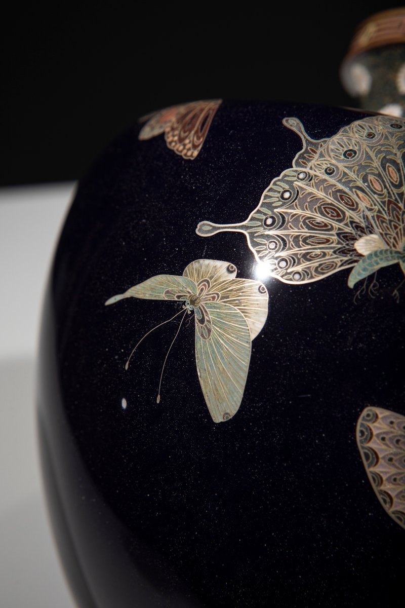 Vaso cloisonné in smalti e filo d’argento con farfalle su fondo blu -photo-6