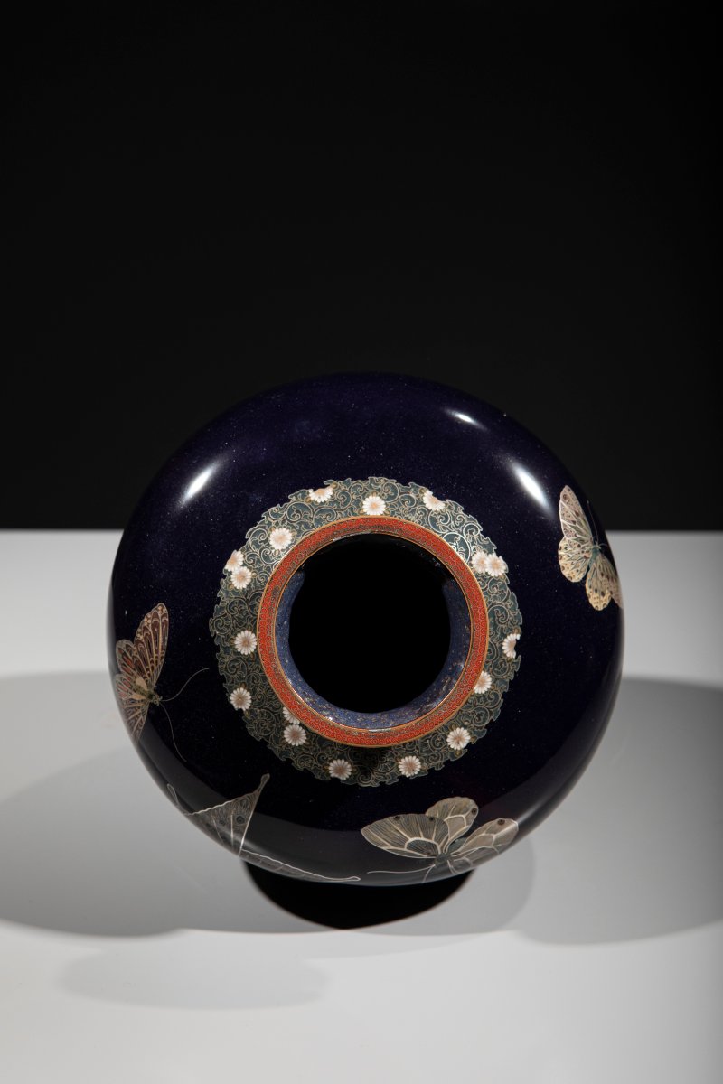 Vaso cloisonné in smalti e filo d’argento con farfalle su fondo blu -photo-7