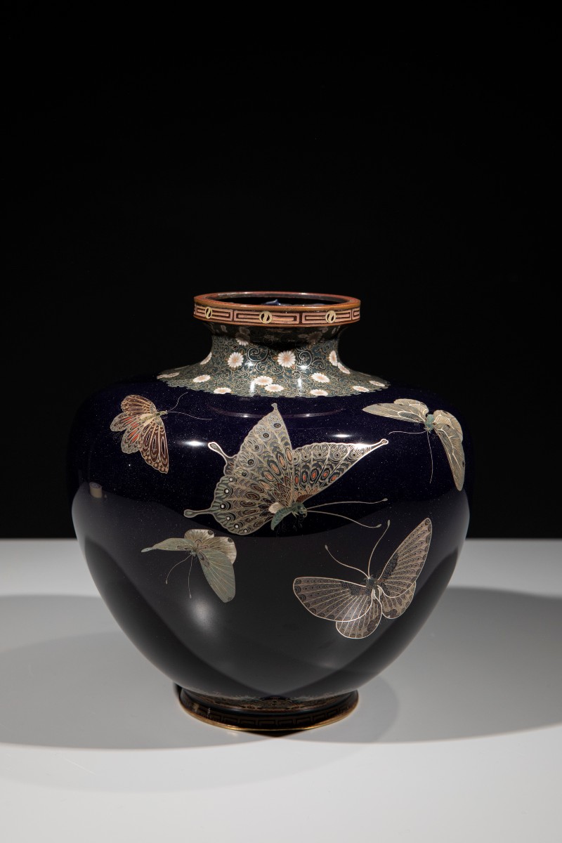 Vaso cloisonné in smalti e filo d’argento con farfalle su fondo blu 