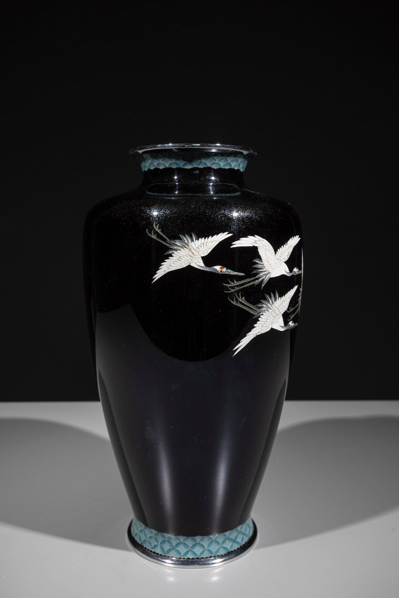 Vaso cloisonné raffigurante un gruppo di gru della Manciuria in volo -photo-1