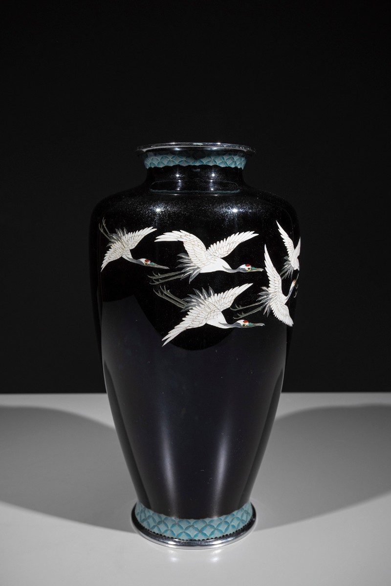 Vaso cloisonné raffigurante un gruppo di gru della Manciuria in volo 