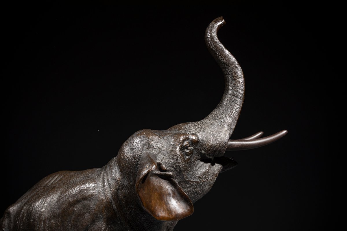 Okimono in bronzo raffigurante un elefante con la proboscide sollevata, firmato Gyokusui -photo-2
