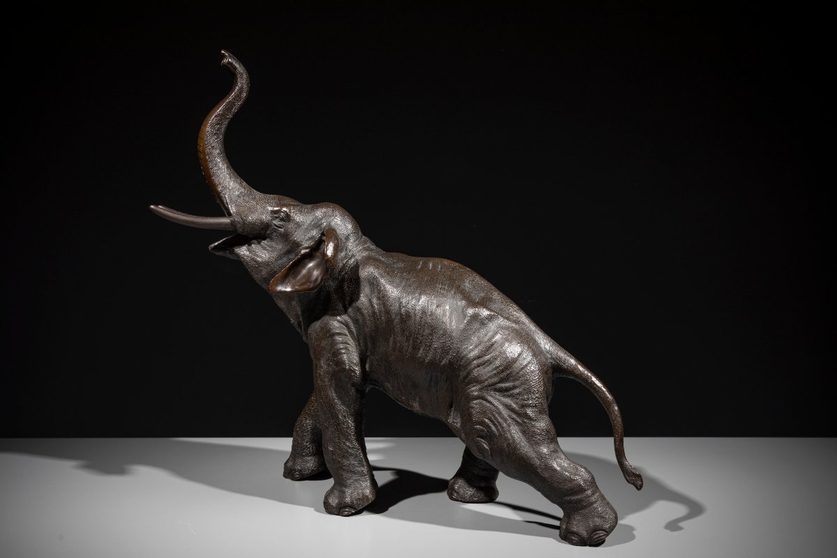 Okimono in bronzo raffigurante un elefante con la proboscide sollevata, firmato Gyokusui -photo-1