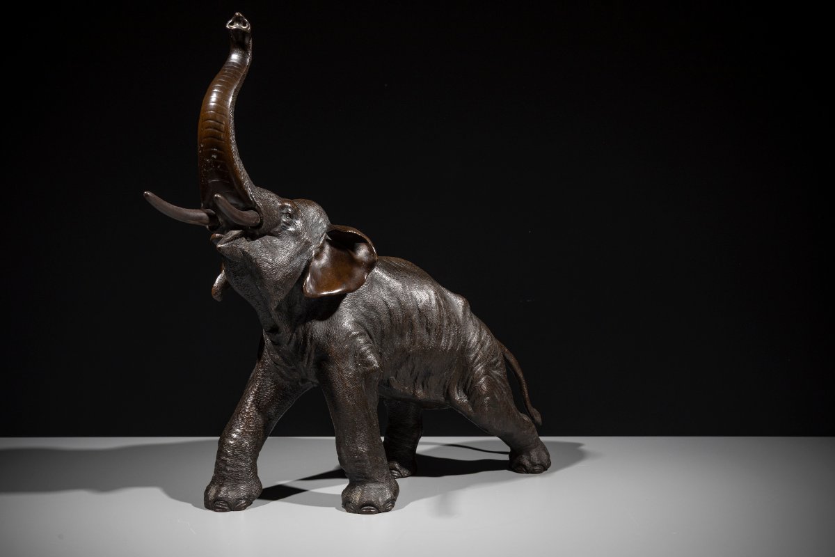 Okimono in bronzo raffigurante un elefante con la proboscide sollevata, firmato Gyokusui -photo-2