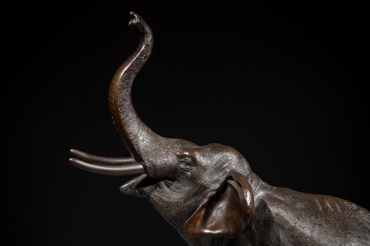 Okimono in bronzo raffigurante un elefante con la proboscide sollevata, firmato Gyokusui -photo-3