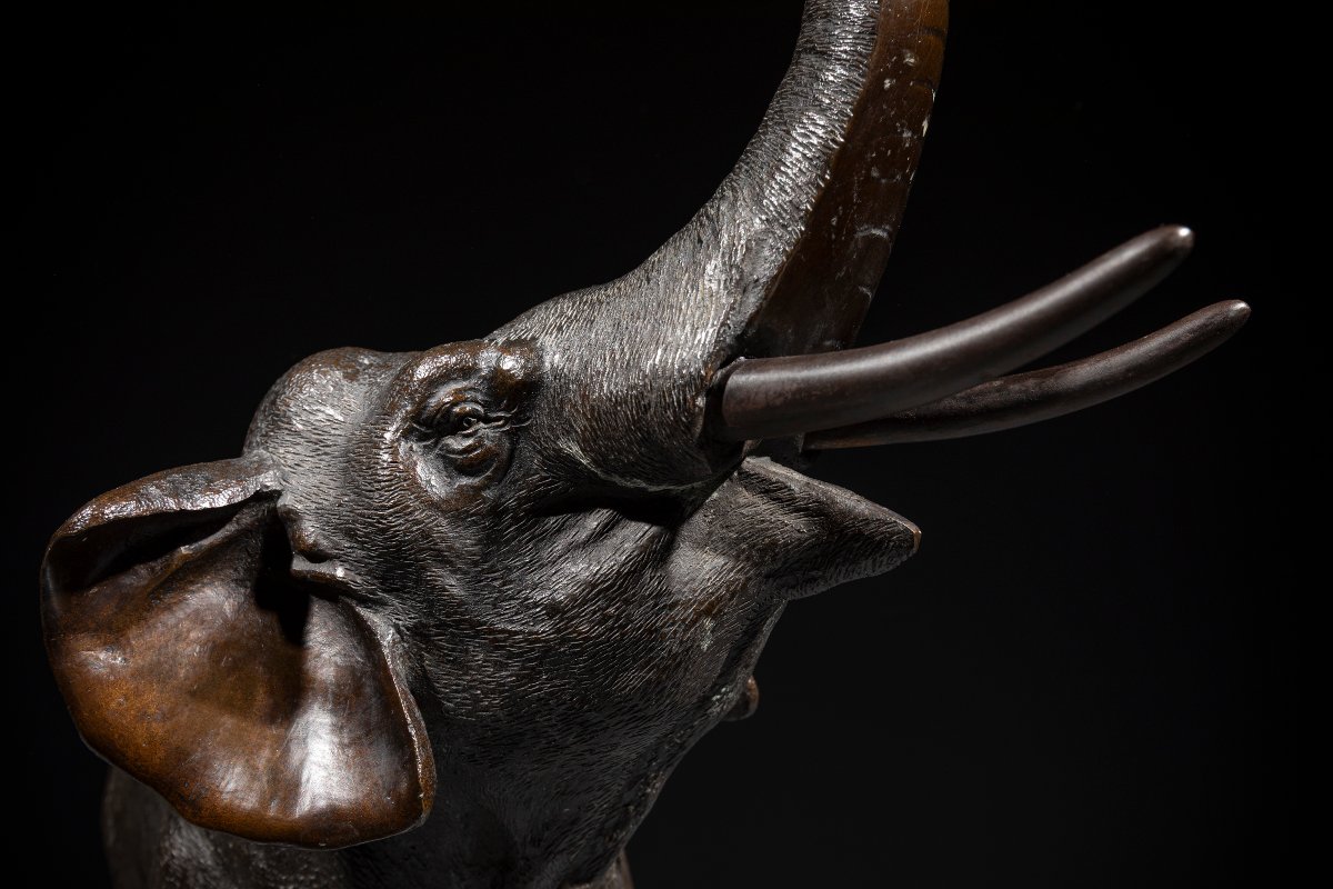 Okimono in bronzo raffigurante un elefante con la proboscide sollevata, firmato Gyokusui 