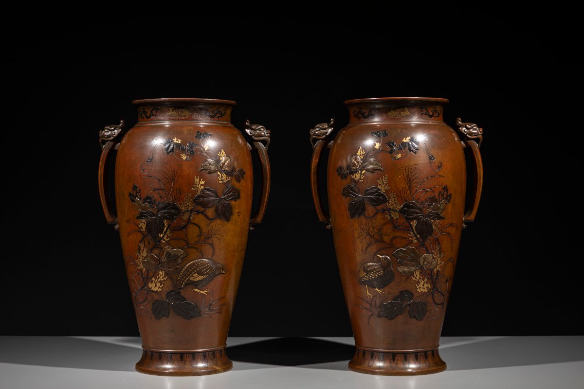 Coppia di vasi in bronzo con quaglie e chidori tra piante e fiori