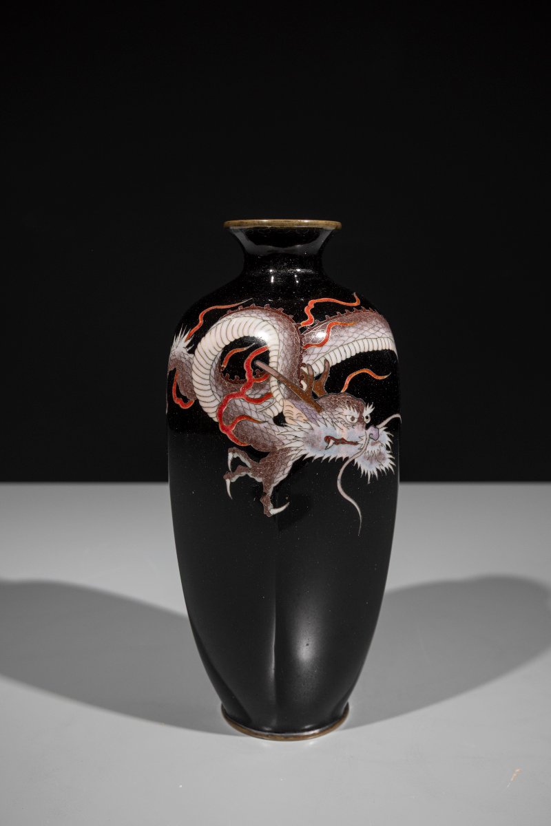 Vaso cloisonné esagonale raffigurante un drago ryu