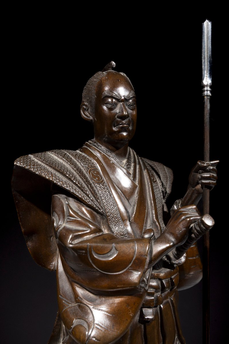 Okimono in bronzo raffigurante un samurai con yari e katana, firmato Gyokko -photo-2