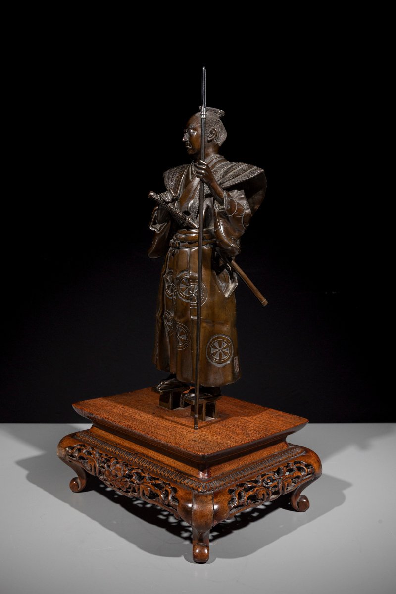 Okimono in bronzo raffigurante un samurai con yari e katana, firmato Gyokko -photo-2