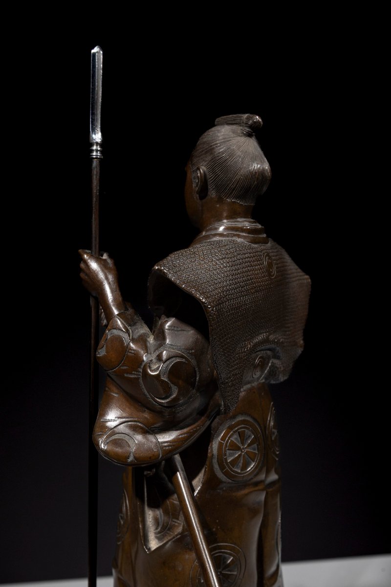 Okimono in bronzo raffigurante un samurai con yari e katana, firmato Gyokko -photo-4