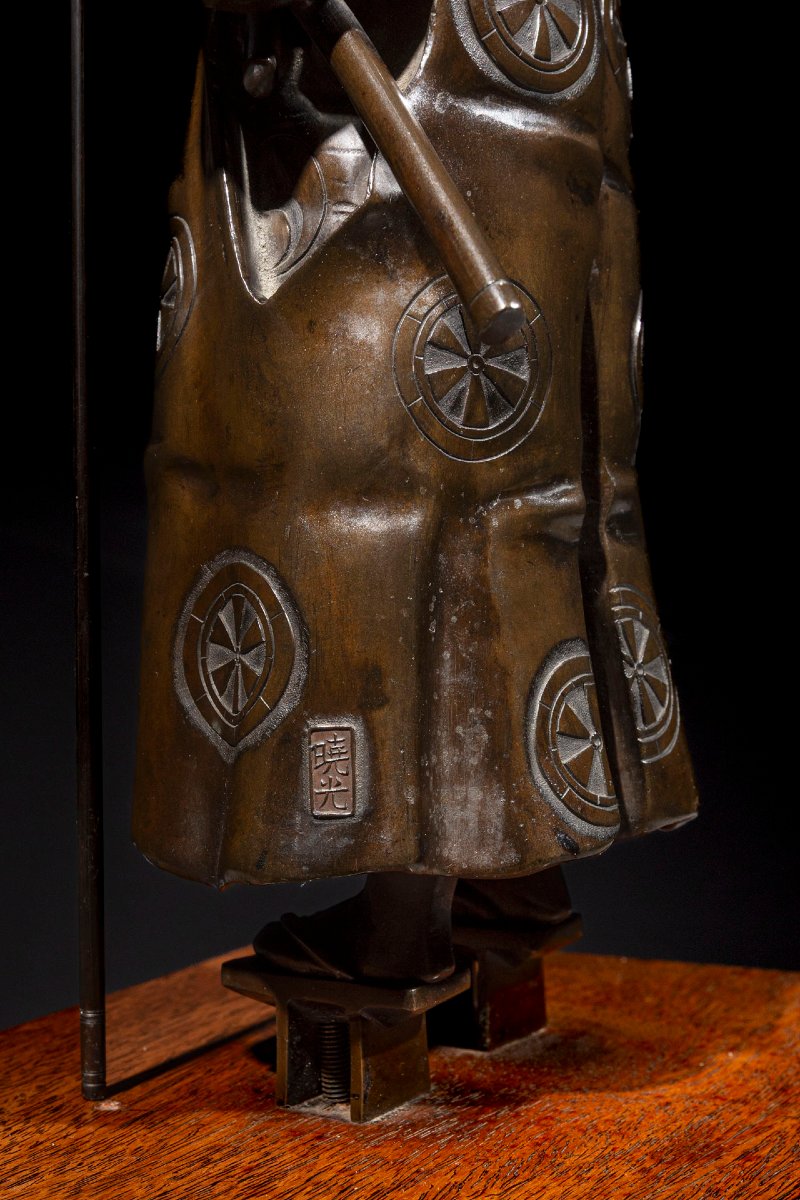 Okimono in bronzo raffigurante un samurai con yari e katana, firmato Gyokko -photo-5