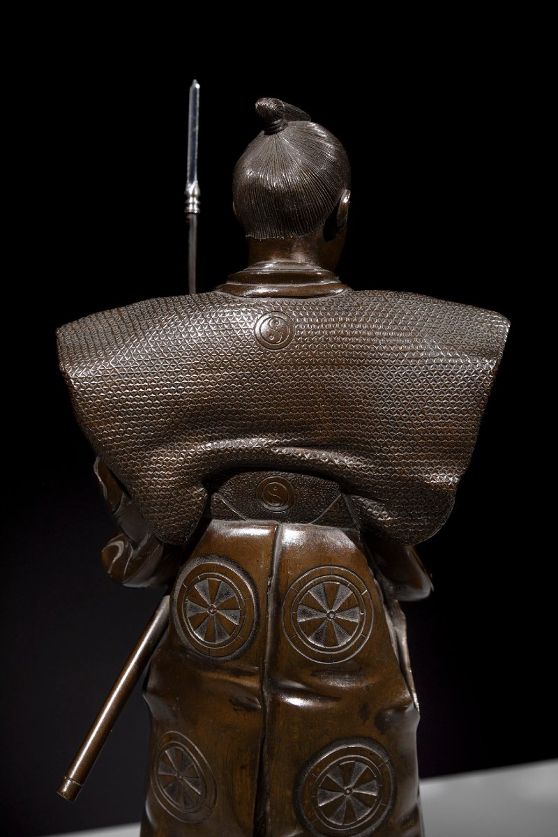 Okimono in bronzo raffigurante un samurai con yari e katana, firmato Gyokko -photo-7