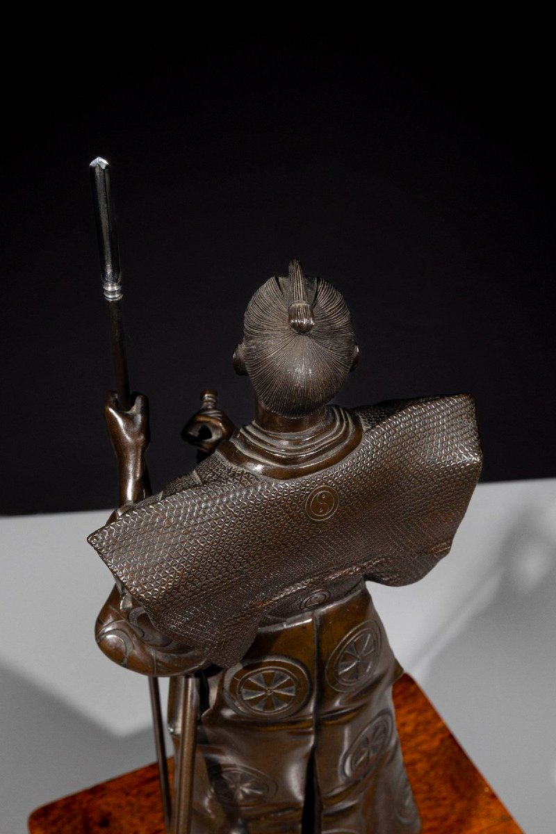 Okimono in bronzo raffigurante un samurai con yari e katana, firmato Gyokko -photo-8