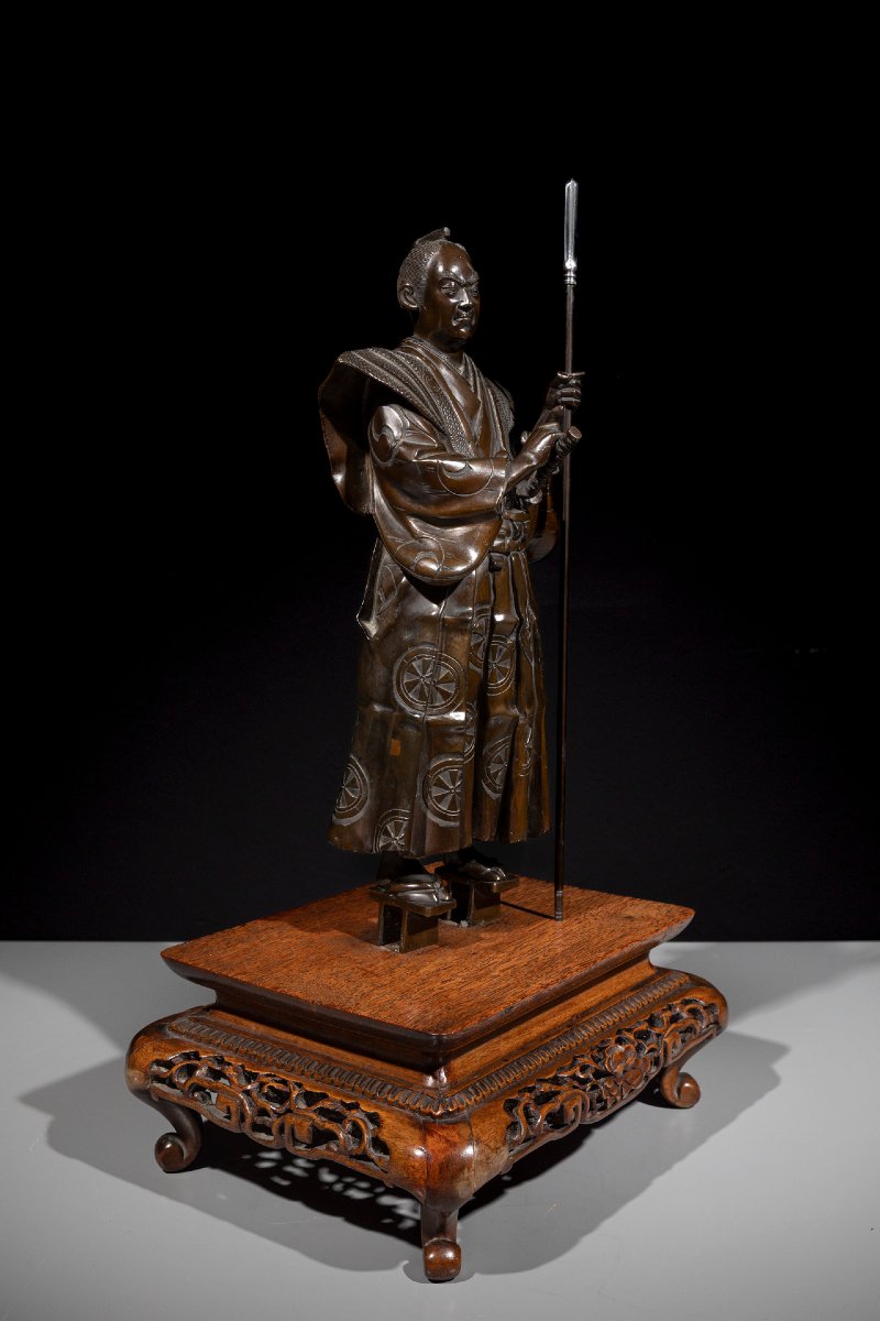 Okimono in bronzo raffigurante un samurai con yari e katana, firmato Gyokko 