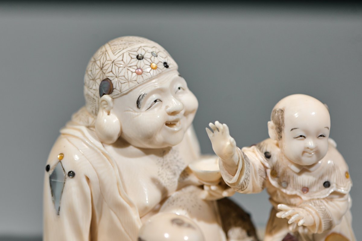 Okimono in avorio e shibayama raffigurante Hotei con carako, firmato Gyokuzan-photo-2