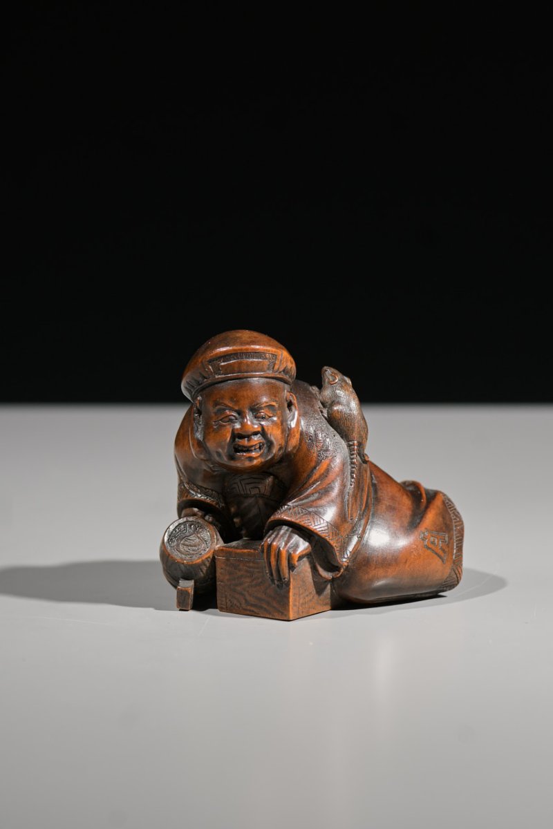 Okimono in legno di bosso raffigurante Daikokuten con topolino 