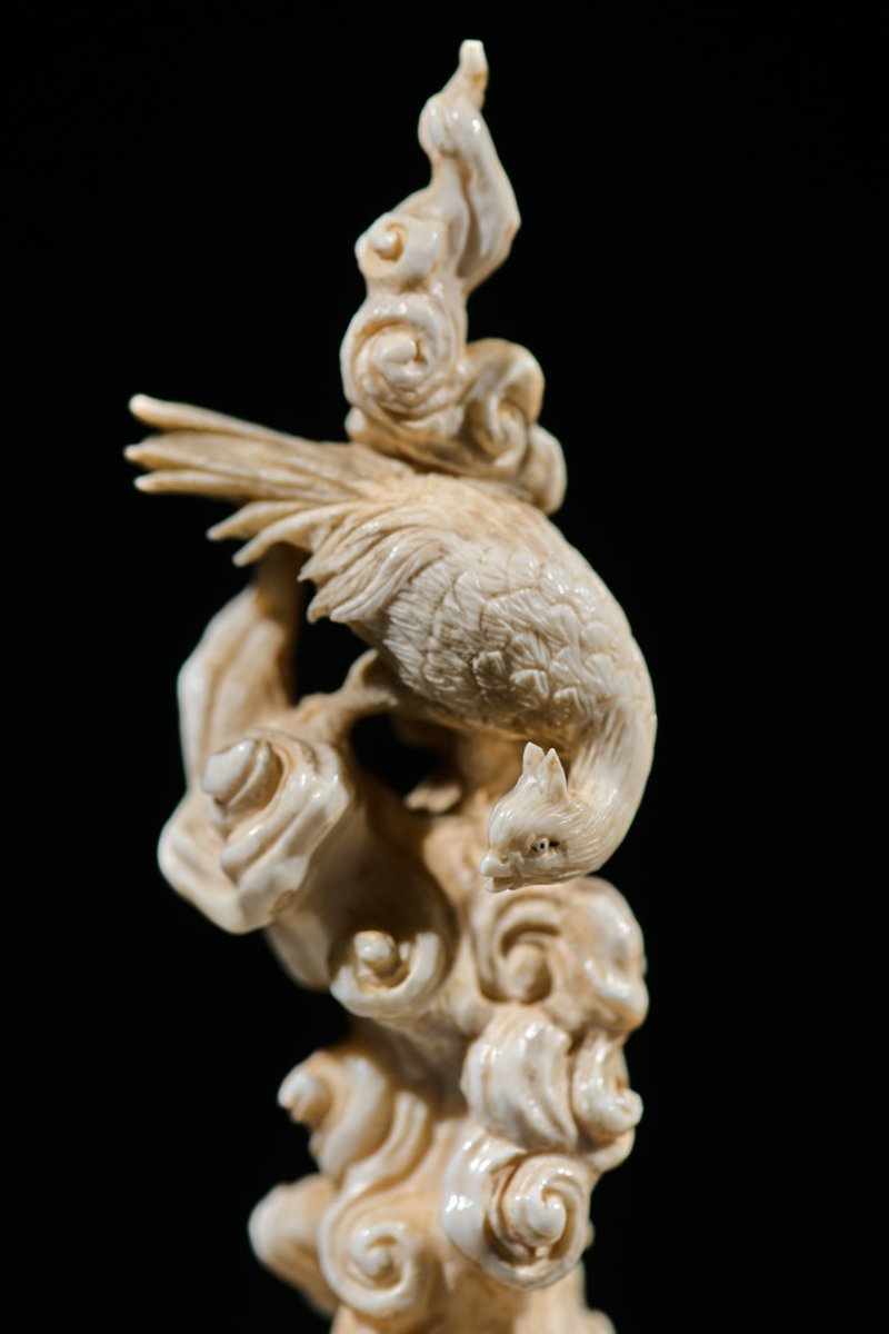 Okimono in avorio raffigurante Kintaro con fenice, firmato Kazutoshi -photo-1