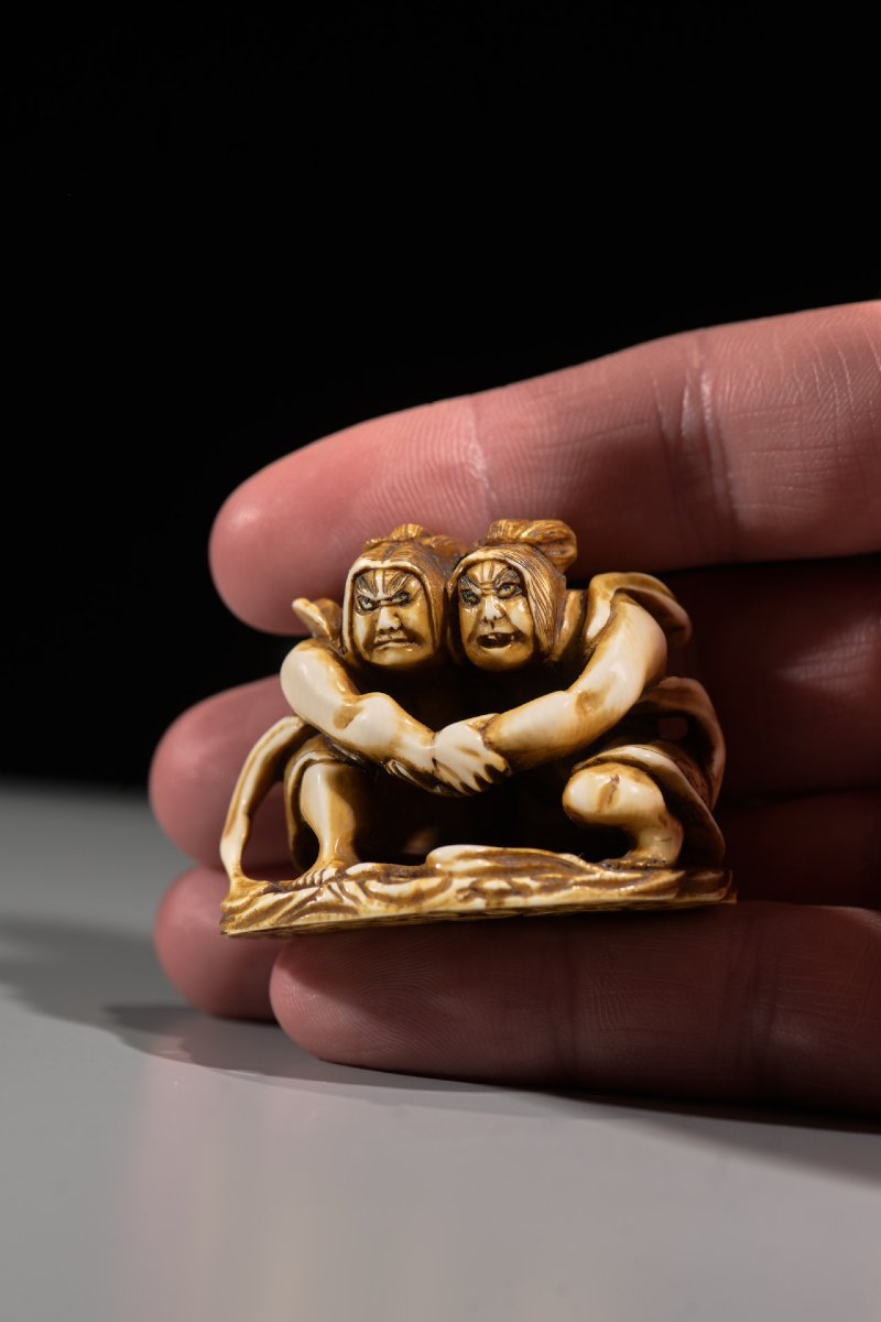 Netsuke in avorio raffigurante Raijin e Fujin -photo-1