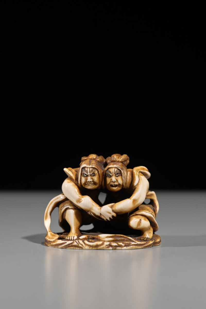 Netsuke in avorio raffigurante Raijin e Fujin 
