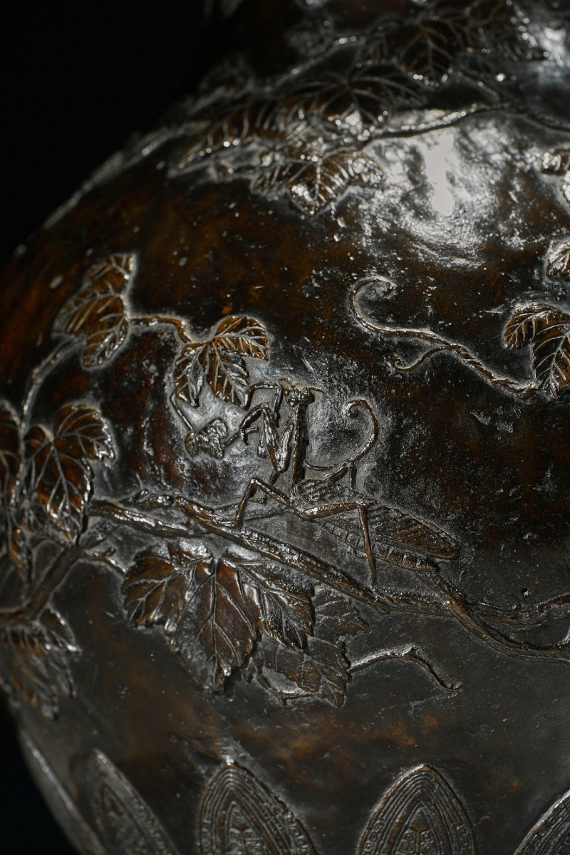 Vaso in bronzo patinato con vite e insetti a rilievo, firmato Sessei-photo-3