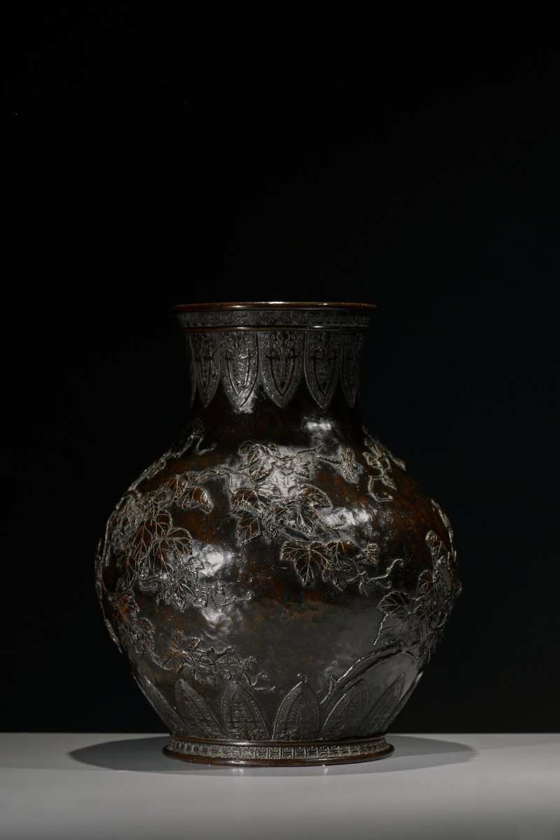 Vaso in bronzo patinato con vite e insetti a rilievo, firmato Sessei-photo-1