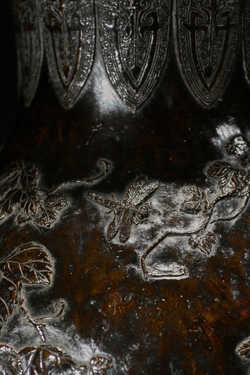 Vaso in bronzo patinato con vite e insetti a rilievo, firmato Sessei-photo-2