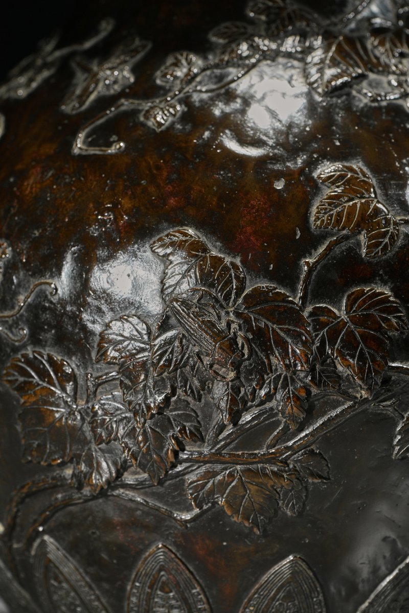 Vaso in bronzo patinato con vite e insetti a rilievo, firmato Sessei-photo-3