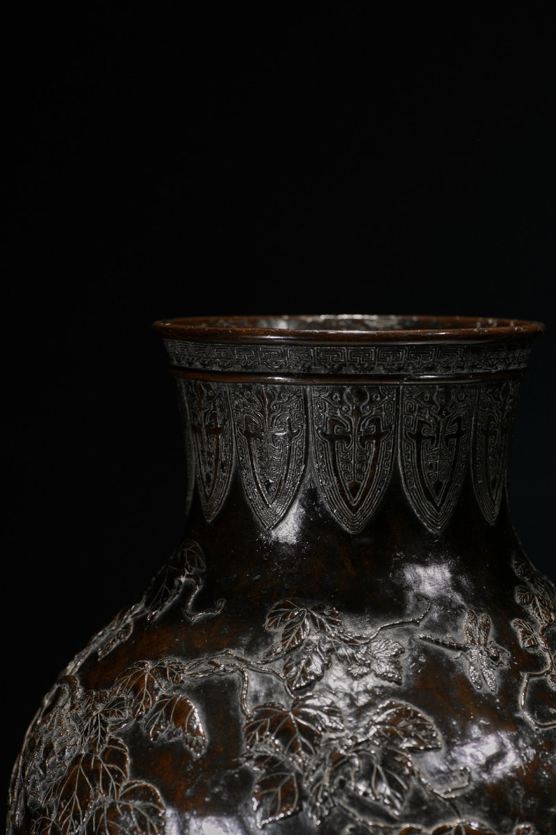 Vaso in bronzo patinato con vite e insetti a rilievo, firmato Sessei-photo-4