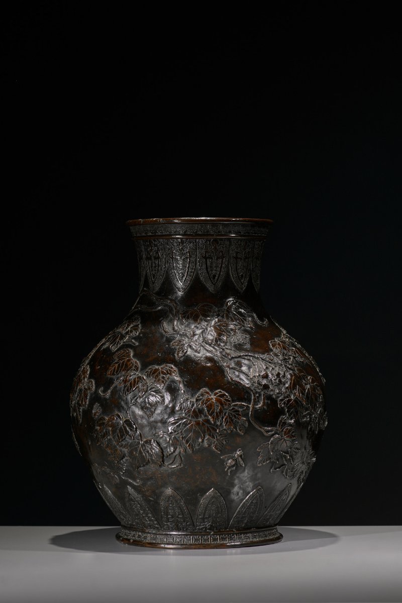 Vaso in bronzo patinato con vite e insetti a rilievo, firmato Sessei