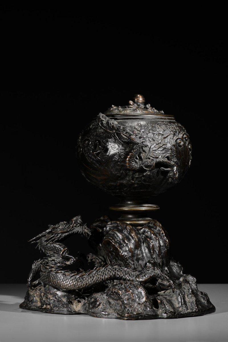 Kōro in bronzo raffigurante una coppia di draghi che si affrontano