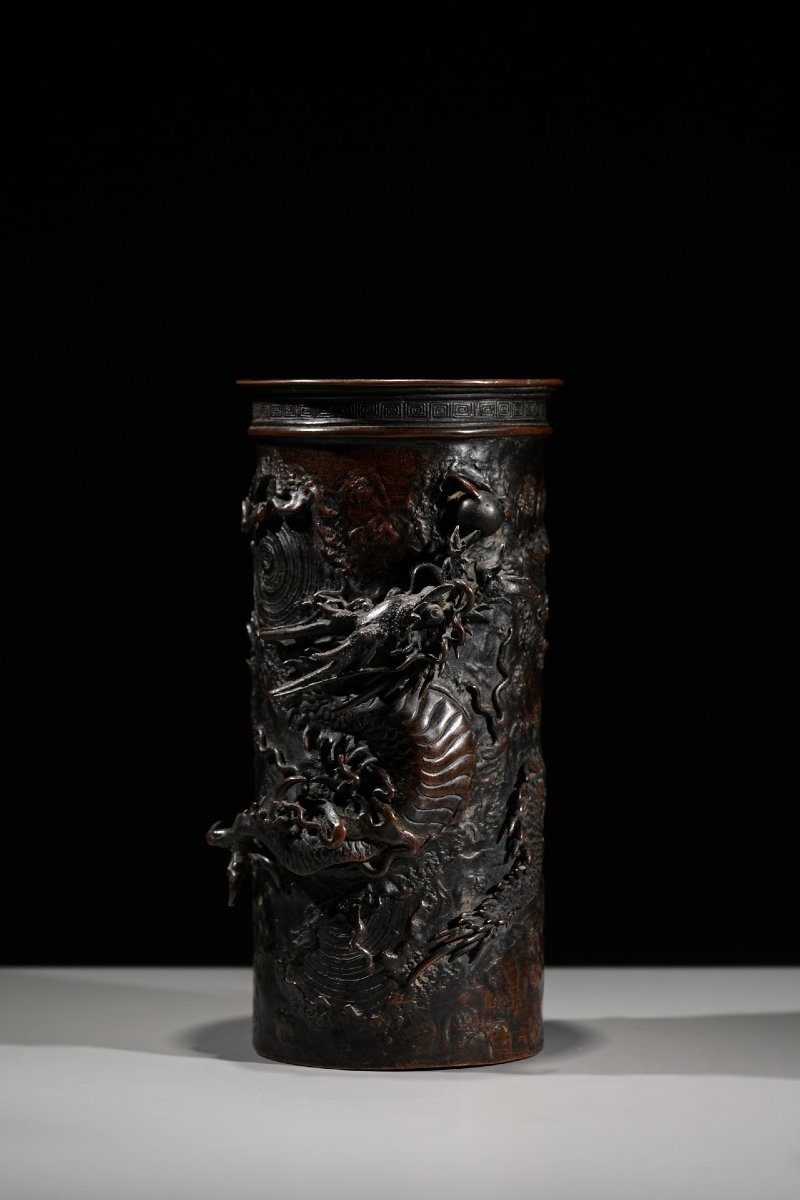 Vaso in bronzo raffigurante un drago Ryu a rilievo tra i vortici d’acqua 