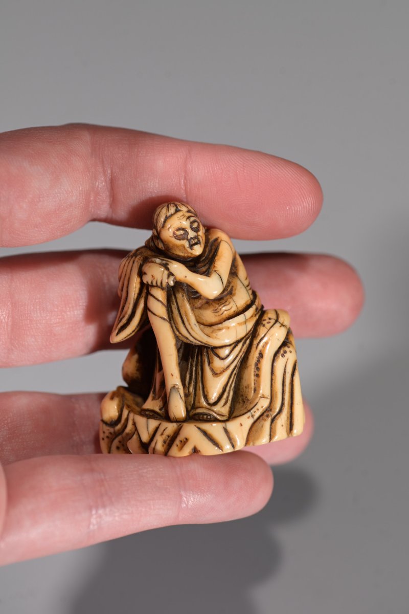 Netsuke in avorio raffigurante Rakan su una roccia-photo-2