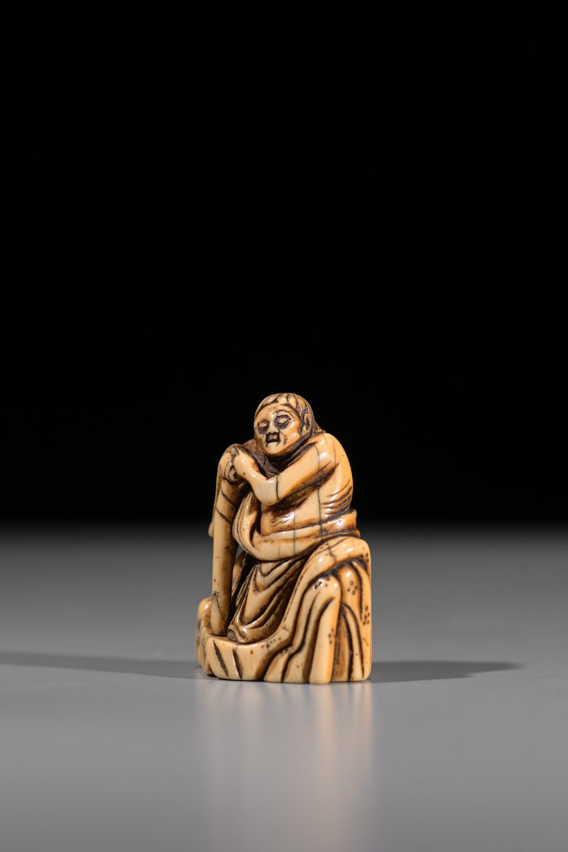 Netsuke in avorio raffigurante Rakan su una roccia-photo-3