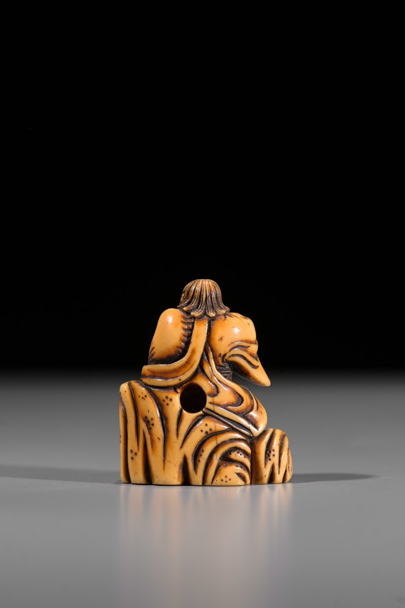 Netsuke in avorio raffigurante Rakan su una roccia-photo-4