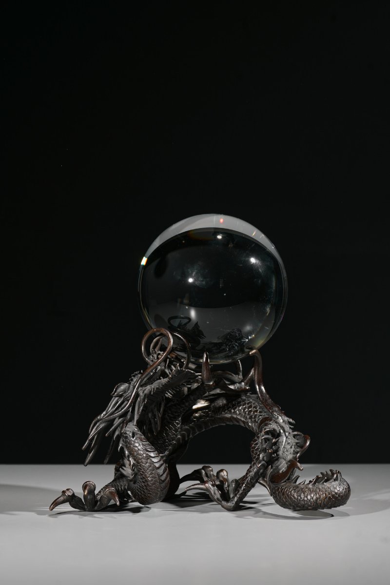 Scultura in bronzo raffigurante un drago Ryu con sfera