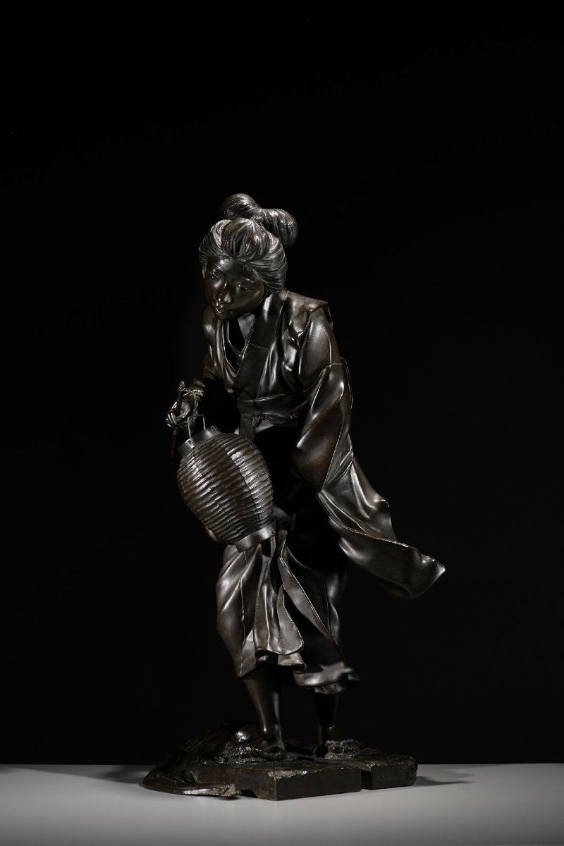 Okimono in bronzo della Scuola di Tokyo raffigurante una geisha in cammino, firmato Genryusai S-photo-2