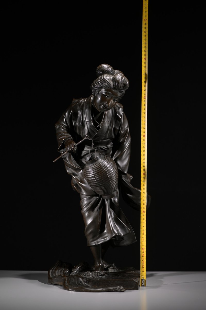 Okimono in bronzo della Scuola di Tokyo raffigurante una geisha in cammino, firmato Genryusai S-photo-3