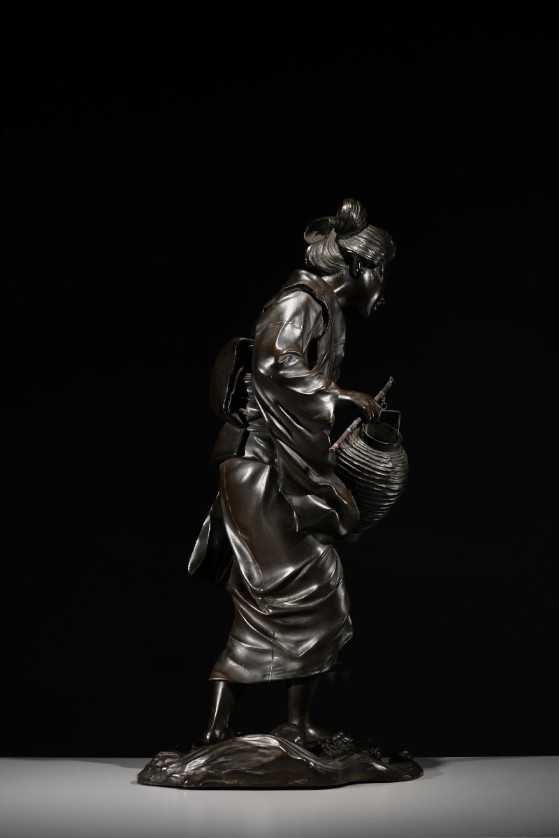 Okimono in bronzo della Scuola di Tokyo raffigurante una geisha in cammino, firmato Genryusai S-photo-4