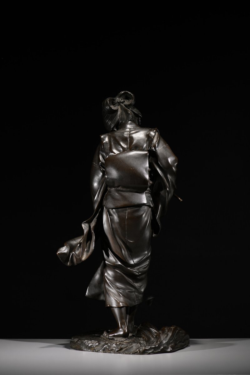 Okimono in bronzo della Scuola di Tokyo raffigurante una geisha in cammino, firmato Genryusai S-photo-1