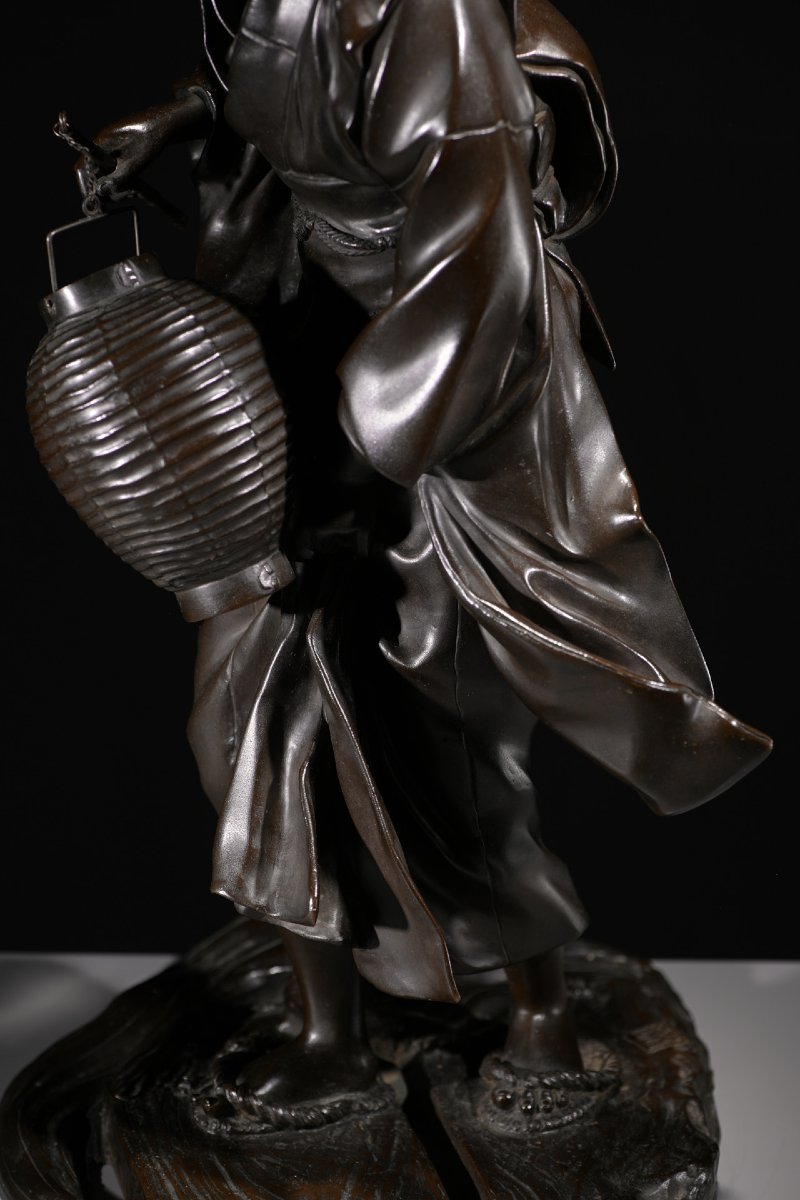 Okimono in bronzo della Scuola di Tokyo raffigurante una geisha in cammino, firmato Genryusai S-photo-4