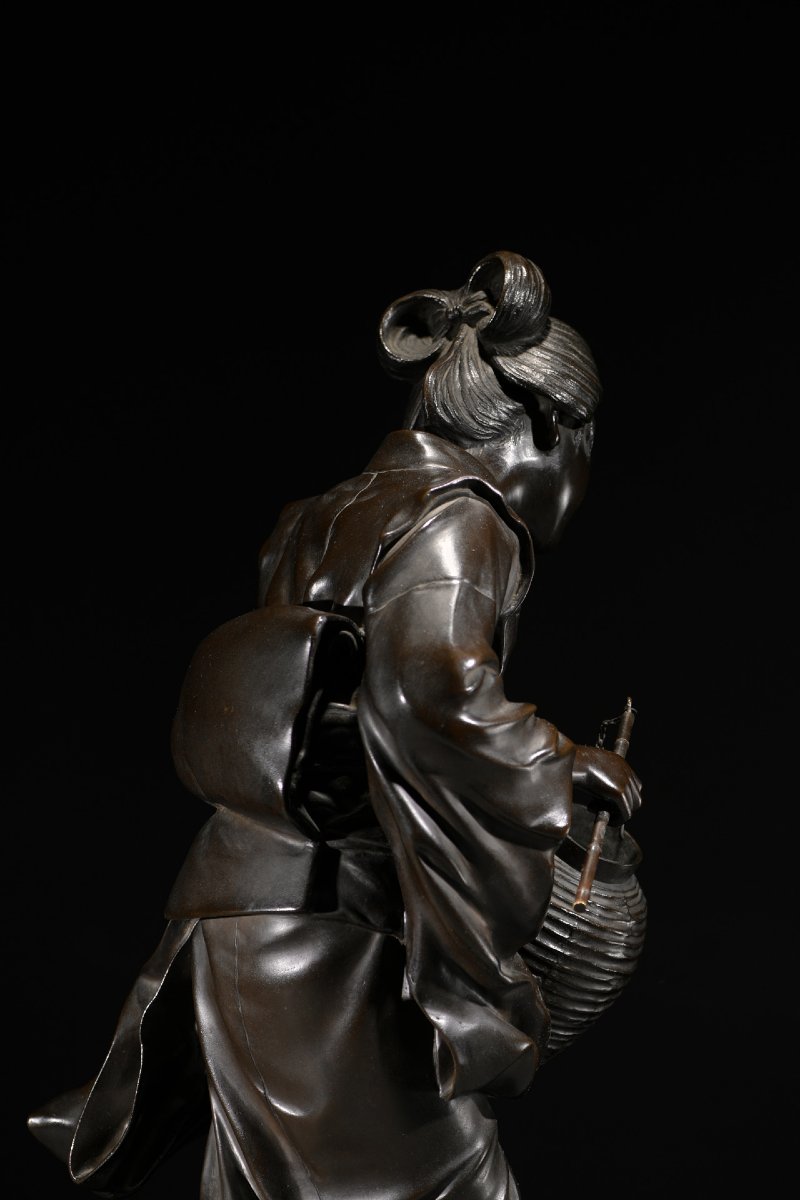Okimono in bronzo della Scuola di Tokyo raffigurante una geisha in cammino, firmato Genryusai S-photo-5