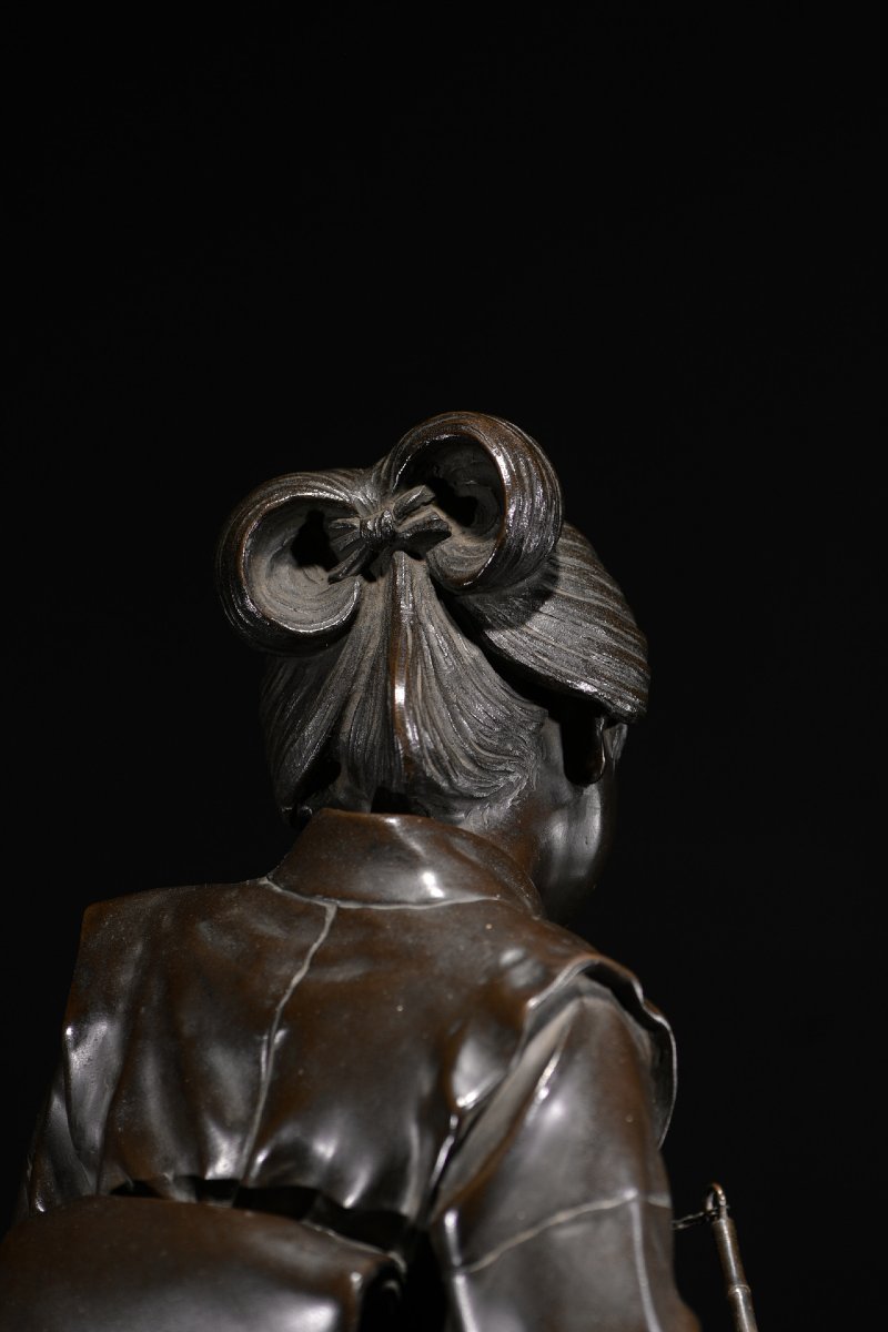 Okimono in bronzo della Scuola di Tokyo raffigurante una geisha in cammino, firmato Genryusai S-photo-6