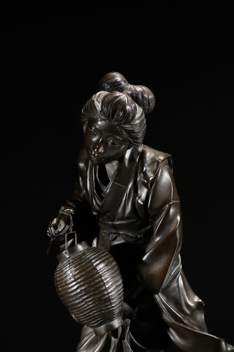 Okimono in bronzo della Scuola di Tokyo raffigurante una geisha in cammino, firmato Genryusai S