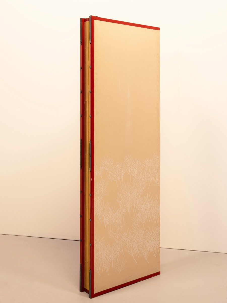Paravento a sei pannelli dipinto su seta dorata raffigurante una gru della Manciuria su pino-photo-2