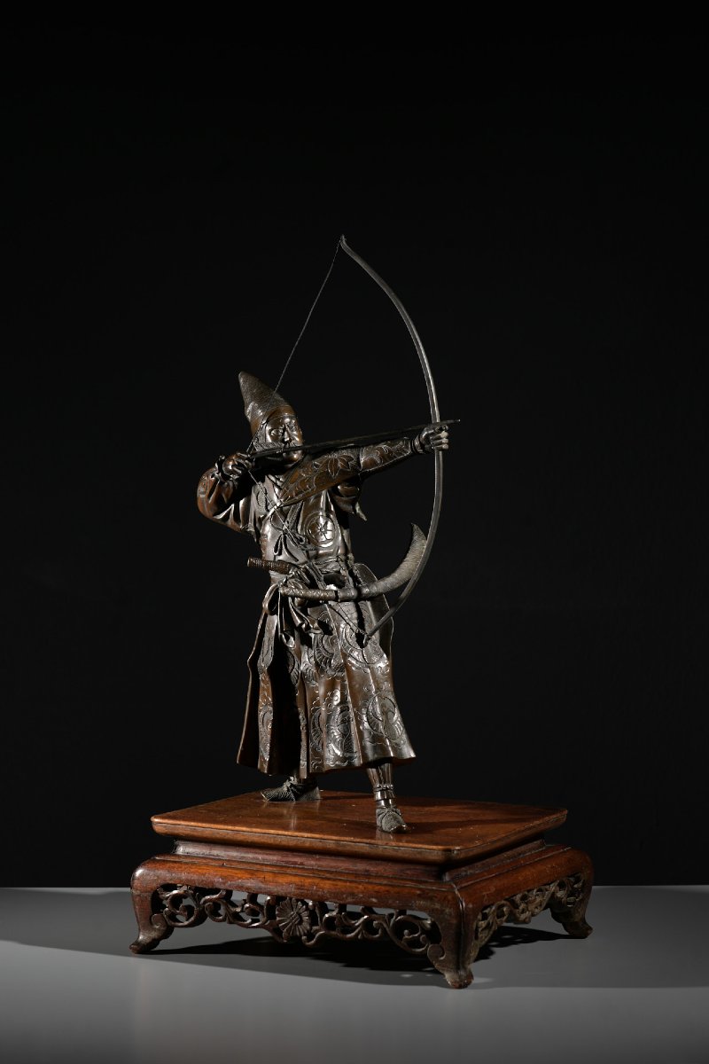 Okimono in bronzo raffigurante un samurai arciere, firmato Yoshimitsu-photo-2