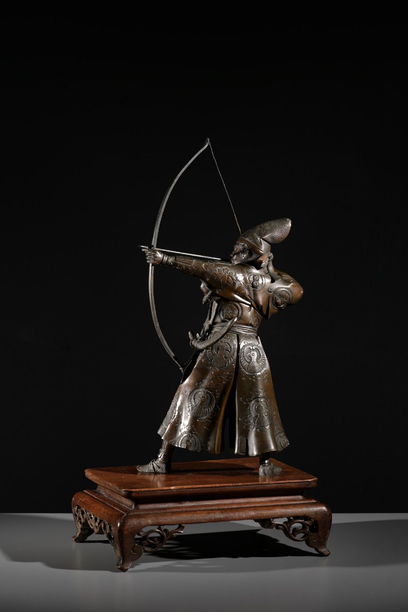 Okimono in bronzo raffigurante un samurai arciere, firmato Yoshimitsu-photo-3
