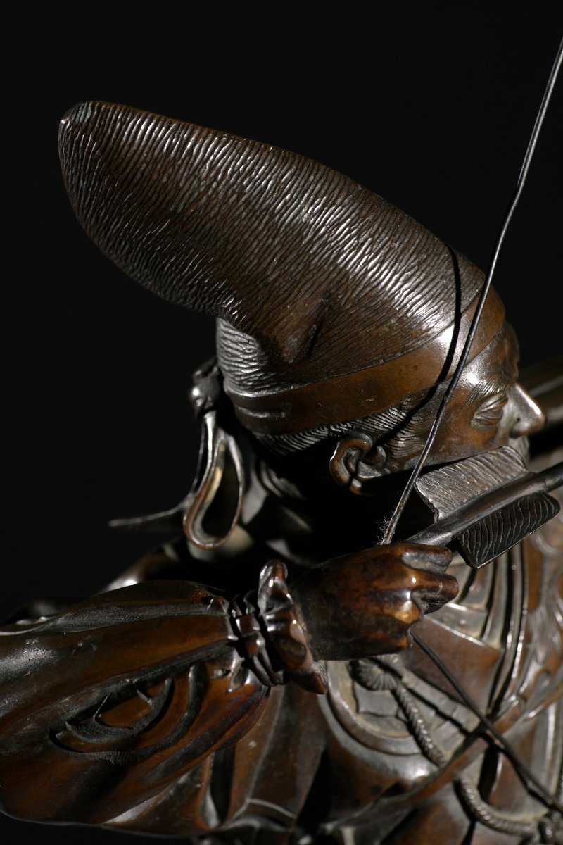 Okimono in bronzo raffigurante un samurai arciere, firmato Yoshimitsu-photo-1